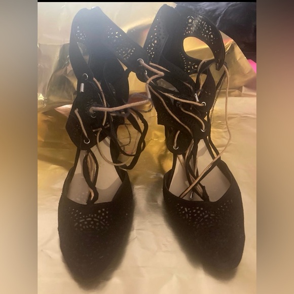 Karl Lagerfeld Heels - Picture 2 of 5